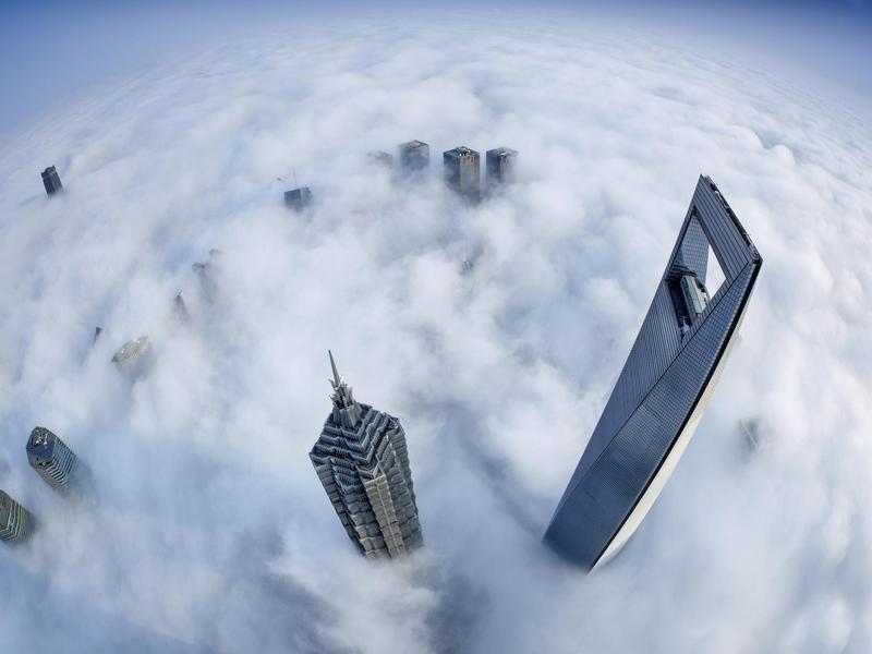 El Centro Financiero Mundial de ShanghÃ¡i es tan alto que atraviesa un dÃ­a nublado.
