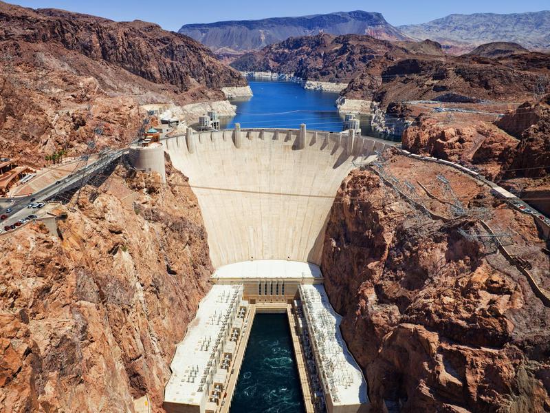 Este lago pode parecer uma inclusão surpreendente na lista ... até você perceber que sua principal atração é a Hoover Dam.