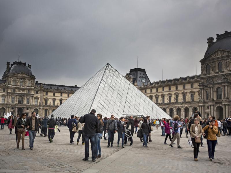 A entrada mundialmente famosa do Louvre é um ponto quente para os turistas.