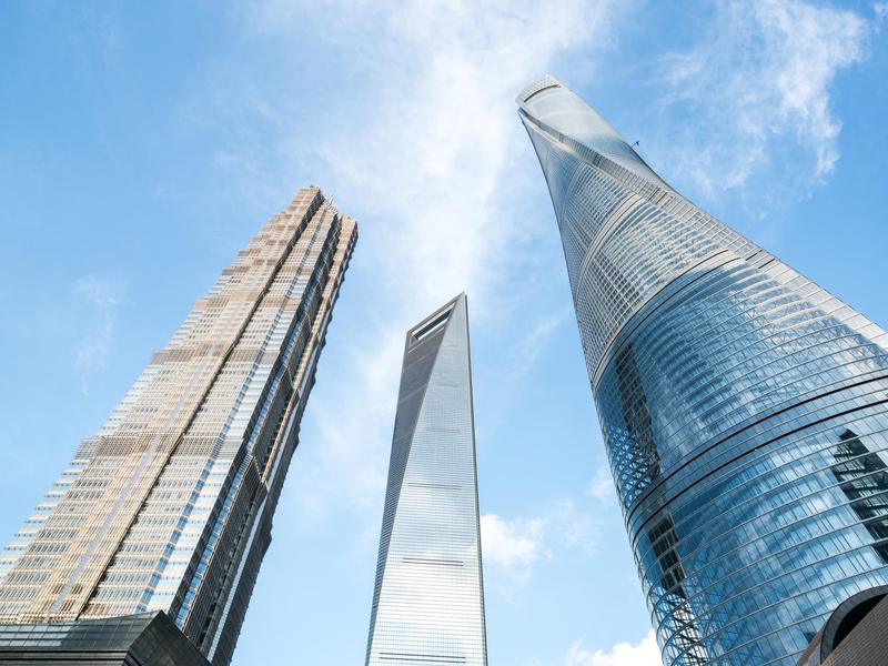 El Centro Financiero Mundial de Shanghai, en la foto a la derecha, se abre camino hacia el cielo.