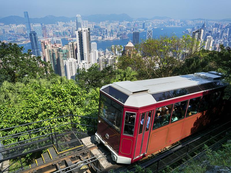 Um funicular fornece transporte para Victoria Peak e suas vistas imbatÃ­veis.