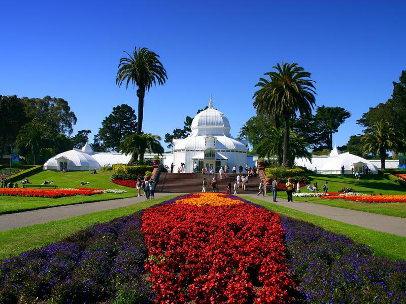 O Conservatório de Flores é uma das muitas atrações populares dentro do amplo Golden Gate Park.