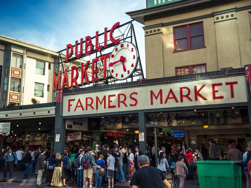 O agitado mercado de alimentos de Seattle é particularmente prejudicado nos fins de semana.